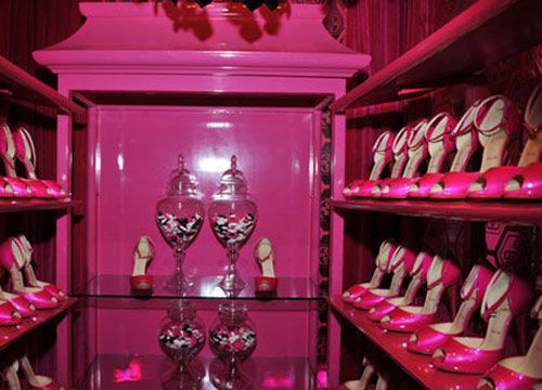 更衣室的两边鞋架上所陈列的鱼嘴高跟鞋已不计其数，统一的粉色加上优雅的线条在视觉上强化空间的女性特质