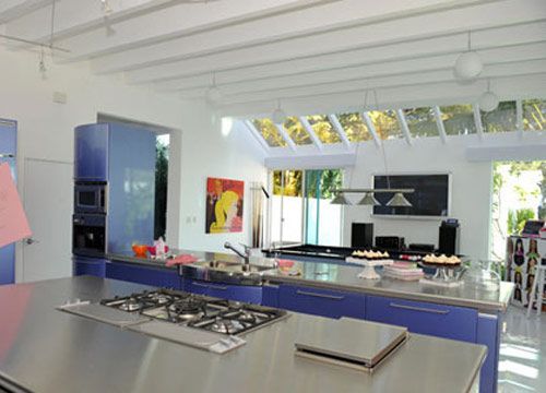 厨房功能与家庭娱乐室连为一体，纯净的蓝色厨柜面板给人平和感觉之余，亦增加了透光感