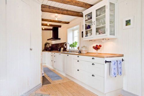 L型的厨柜末端延伸出划定的厨房空间，因为一面斜墙的关系，反而让两个开放型空间的衔接更加流畅