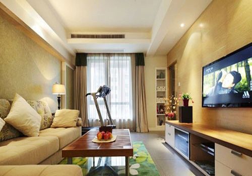 米色的客厅全貌，白色和米色的搭配清爽又温暖，加上绿色地毯的点缀更显清新舒适