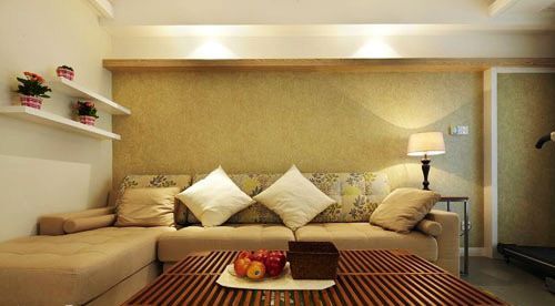 米色布艺沙发全景，选的是比较优雅的风格，可以躺着看电视，很惬意。与背景墙上的米色花纹壁纸搭配得天衣无缝
