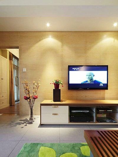 电视背景墙没有特别的设计，用了米色的墙砖铺贴，与原木色的电视柜呼应