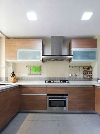 进入厨房，木纹面板加白色台面的整体橱柜。根据厨房大小，采用了U型设计，使用很方便有序