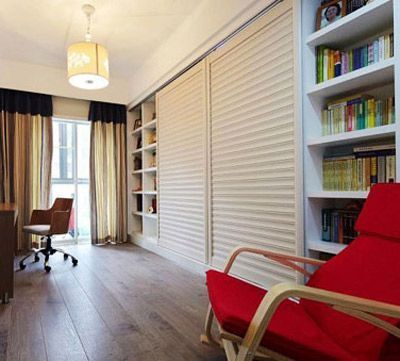进入书房，白色墙面、书柜搭配清雅的木地板给人宁静的氛围