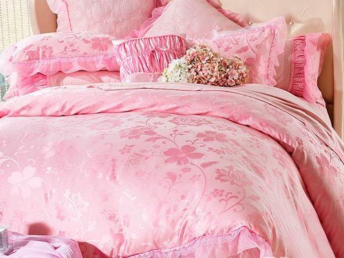 平淡的居室，因着这柔美的粉色而生了香。温柔的轻纱，考究的软缎，纯美的花边，在居室里弥漫开来。这一夜，浪漫之境没有边界