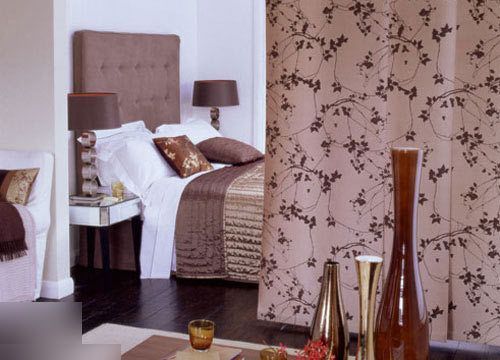 落地窗帘本身也有分割空间的作用，无论是柔软飘逸的薄纱材质，还是温馨舒适的纯棉布料，都宣告着它的典雅气质，并将阵阵浪漫之风吹入房间