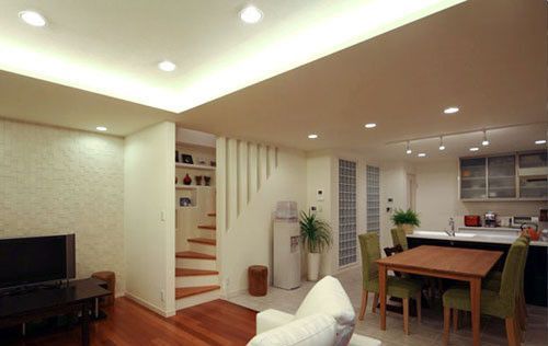 客厅，天花板用了one floor style的LDK灯，变成14.8榻榻米的大小，和室之前的天井的一部份向上折叠变成了间接照明的设置