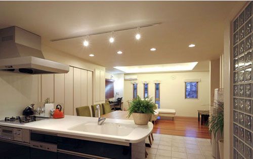 用深蓝色的橱柜点缀的厨房，保持室内外设计的统一