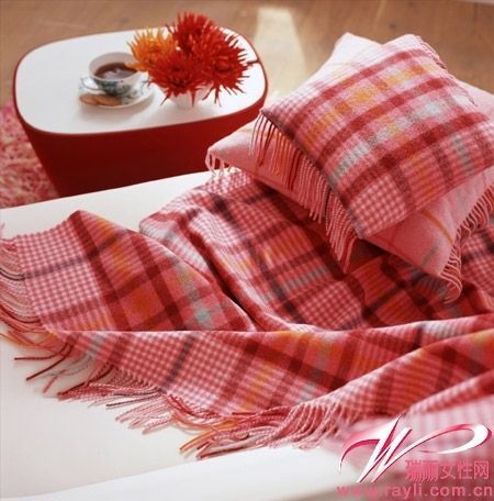 红色格纹细绒披毯和靠包