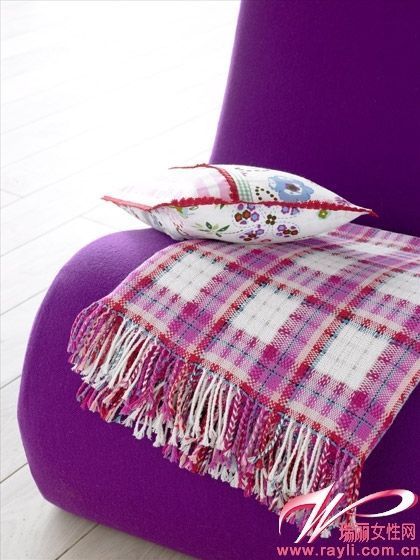 紫色红色和白色相间格纹披毯