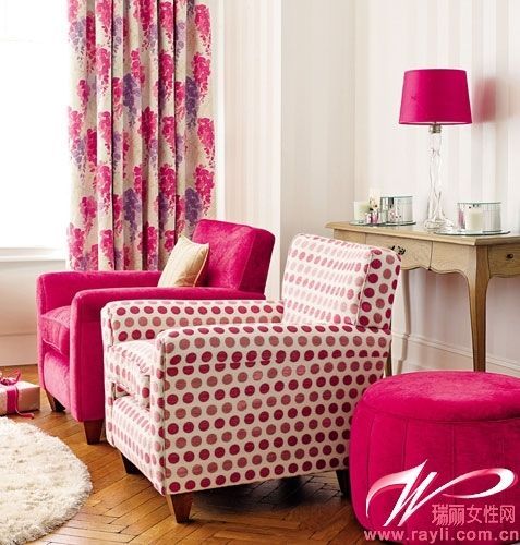 玫红色窗帘以及沙发座椅打造客厅浪漫主色调