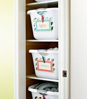 最初为厨房收纳而设计的三角锅架，同样可以在洗衣房内使用。可以将洗衣粉等清洁工具依次放在上面，充分利用起小户型的角落空间