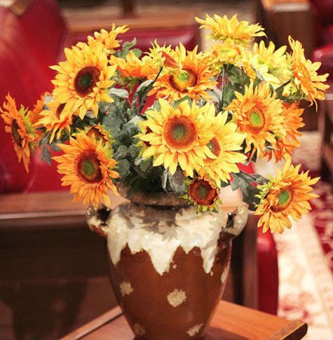 因为梵高的向日葵我们记住了这款花材，因为它充满朝气的色彩我们将它列入了风水家居配饰的行列