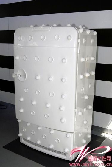 凸起和凹陷让白色冰箱形似鸡蛋