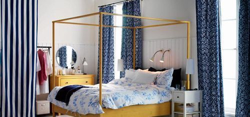 用醒目的同色系但不同花色的窗帘使其与墙壁形成对比，以拉长空间比例