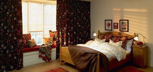 随着冬季的到来，卧室的温度急需提升，一些温暖色调、材质的织物就要隆重登场，这里要注意的是如果想获得更好的视觉效果，那么对房间布艺进行整体调换是必需的
