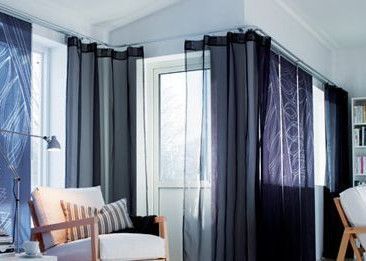 室内的光线是可以人为营造的，对于开窗率比较大的房间来说，不妨采用不同图案的纱质窗帘，这样当光线透进来时，光影会发生变化，使得空间层次变得丰富