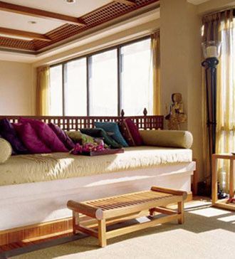 在居室的整体布置上，布艺家具也要与其它装饰相呼应和协调。它的色彩、款式、意蕴等表现形式，要与室内装饰格调相统一
