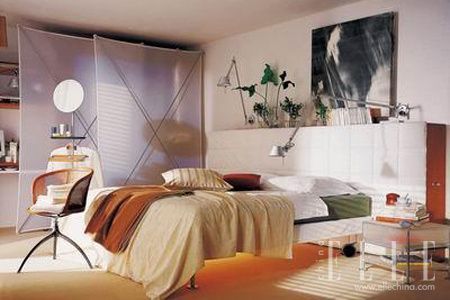 卧室的窗帘最好有两层，外面的一层选择比较厚的麻棉布料，用来遮挡光线、灰尘和噪音，营造好的休憩环境，里面一层可用薄纱、蕾丝等透明或半透明的料子，主要用来营造浪漫的情调