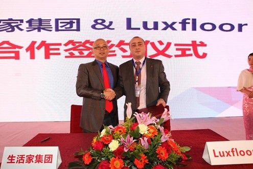 (生活家集团CEO刘硕真与奥地利品牌Luxfloor代表Manfred Gruber进行签约)