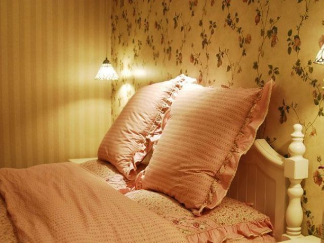 粉色的床具视觉上就给人柔软的感觉