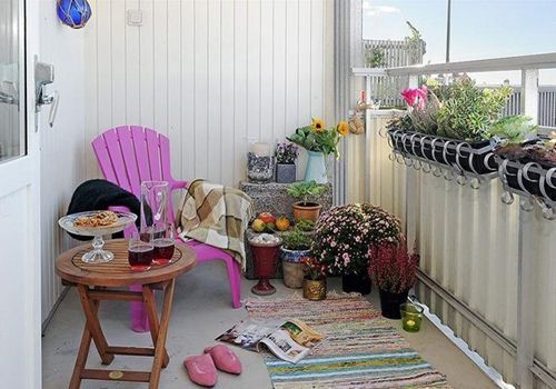 阳台上的布置是整个家居装修最用心的地方。谁说中户型就不可以有花园呢?这个花园还是个海景花园呢