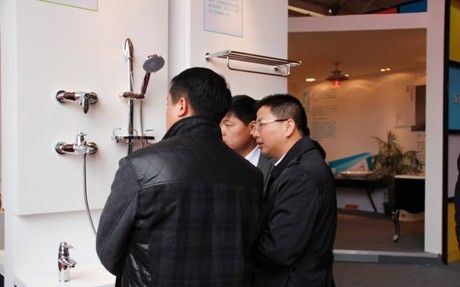 乐谷卫浴总经理阮志总先生带领经销商参观乐谷展区