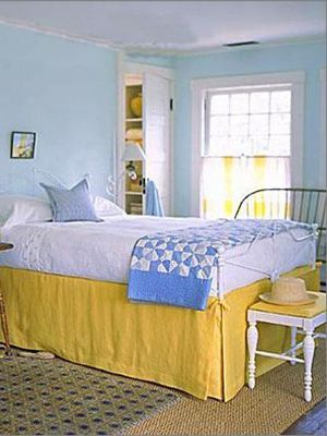 温暖阳光味道来自与暖黄色的床单，这与橘黄色条纹的窗帘相呼应。而墙上那纯净到令人窒息的蓝，让再烦躁的心情在此刻沉淀