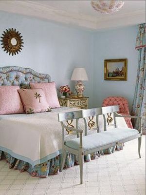 此款卧室由蓝色和金色两种颜色构成，因此造就了他安静与高贵并存的特质