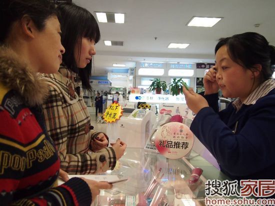 北国电器总店选购商品的女性消费者