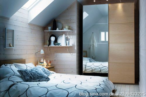 巧用搁板储物--卧室中空间有限，灵活运用一些边边角角就能开拓出更大的收纳空间