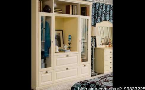 多功能衣柜兼具衣橱与展示功能--在选择衣柜时，要充分利用卧室空间的高度，要尽可能增加衣柜的可用空间