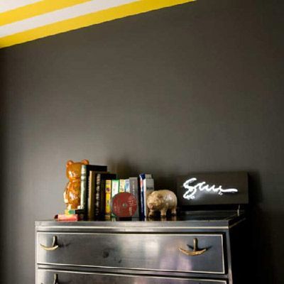 黑板墙一直是我们力推的idea！使用粉笔时，它是你的涂鸦墙；使用水粉颜料时，它可以是你的艺术墙