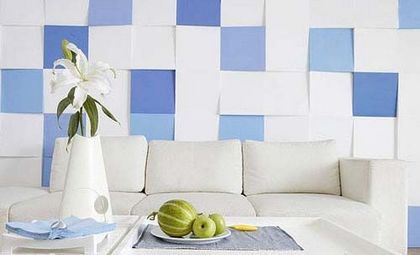 白色的整体沙发大方简洁，蓝与白的格子墙面，这种出挑的清淡色彩组合打破了单调感
