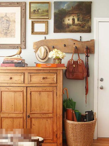 客厅柜的材质和颜色透着简朴的气息，其淳朴的色泽，鲜活的纹理，简洁的线条阐述着自然的本色，看着它就能感受到自然原始的力量