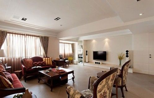 沙发造型取决于屋主喜爱的风格，如古典风的沙发可能为皮革材质或有雕刻线条的扶手