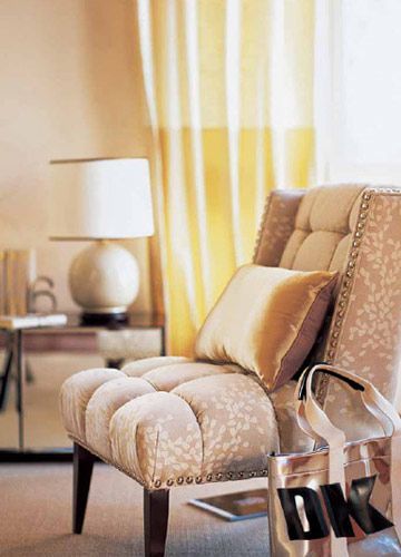 米色的布艺沙发，简单的造型在米色的作用下摆脱了笨重的质感
