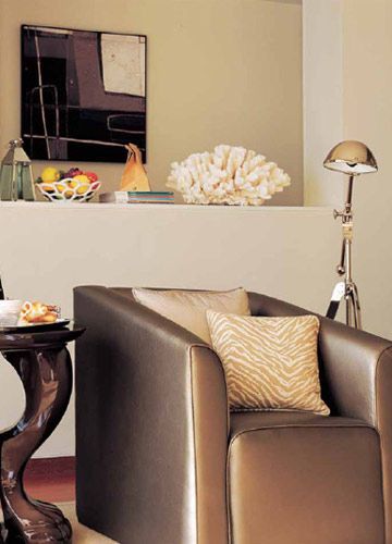 米色是视觉感觉最放松的颜色之一。沙发椅上的花瓣图案和壁纸元素的呼应处理，加速了空间气质的提升