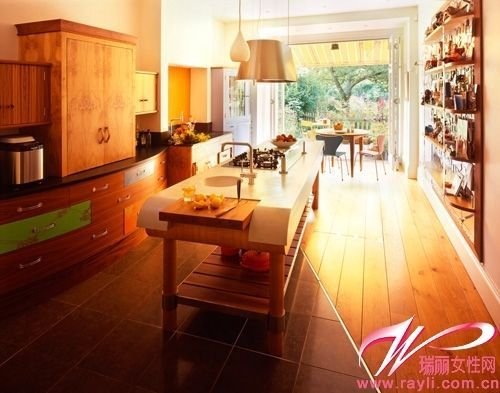 以原木色为主色调的厨房看上去颇为清新、自然