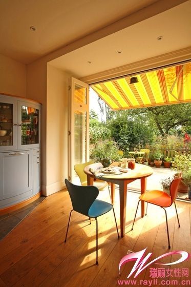 在厨房里边享用一顿阳光早餐，边欣赏门外花园里的景致，轻松惬意