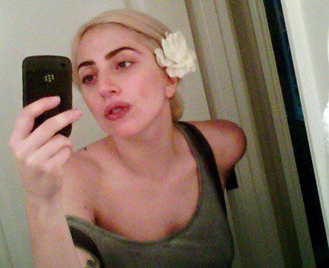 Lady Gaga晒素颜自拍 头戴白花突破以往形象