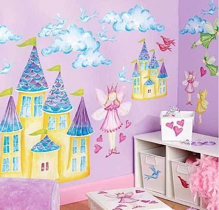 有着梦幻色彩的宫殿和蝴蝶仙子的图案，搭配亮丽的缤纷颜色，这样的壁饰深受着孩子们的喜爱