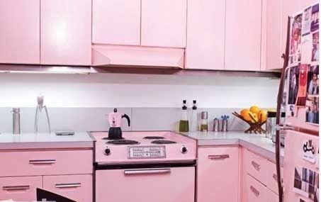 这样粉红的整体橱柜是不是让粉红控欣喜若狂。粉红的橱柜搭配不锈钢金属把手，简单时尚又可爱
