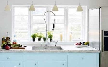 因为有充足的空间，主人舍弃了吊柜，取而代之的是简洁的吊灯了充足的光线。如此梦幻的厨房当然少不了细节处的装饰，创意优质的水龙头，窗台上的可爱绿植都为厨房增加了亮点