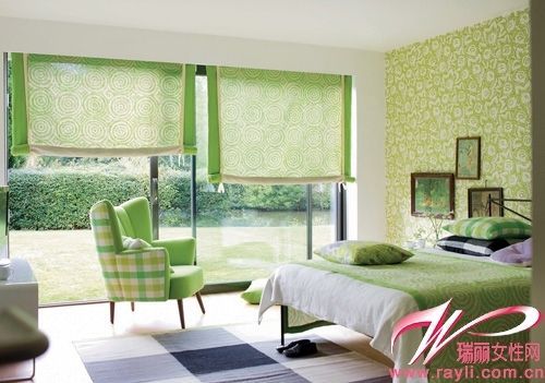 Designers Guild花草枝叶图案壁纸和绿色窗帘座椅床品一起营造有氧卧室空间