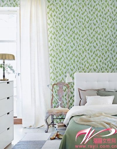 舒雅室　绿色小树叶图案的壁纸为白色空间带来清新感觉