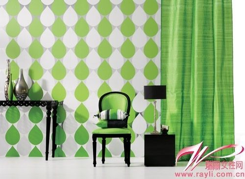 名望　绿色树叶图案壁纸搭配绿色棉麻材质窗帘让空间呈现绿意盈盈的水润效果