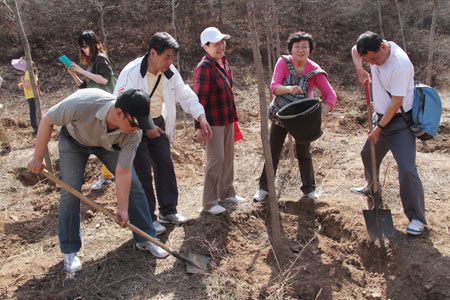 商户、消费者在金山岭长城脚下植树