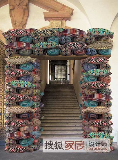 2012米兰设计周师乌古拉设计作品（ Big Bags by PATRICIA URQUIOLA with MISSONI）