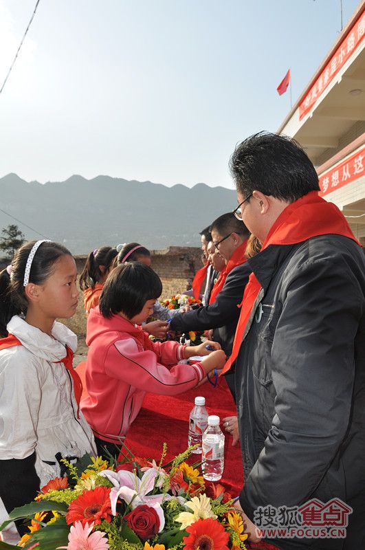 孩子为好风景一行和嘉宾寄红领巾，寄蓝丝带